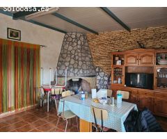 Finca rústica con casa y granjas