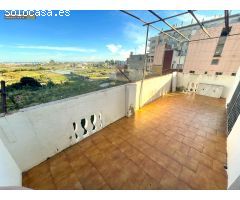 Casa de 3 Dormitorios, Baño Completo, Terraza, Silla Elevadora, Almacen y posibilidad de Piscina
