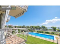 Apartamento de 2 dormitorios dobles, terraza, vistas, piscina comunitaria y parking incluido
