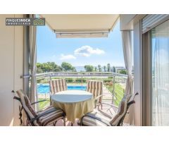 Apartamento de 2 dormitorios dobles, terraza, vistas, piscina comunitaria y parking incluido