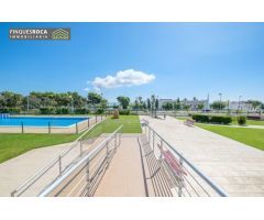 Apartamento de 2 dormitorios dobles, terraza, vistas, piscina comunitaria y parking incluido
