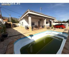 Chalet independiente, de 3 Dormitorios, Baños, Aseo,  Piscina, Garaje, con un parcela de 320 m2