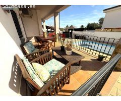Chalet independiente, de 3 Dormitorios, Baños, Aseo,  Piscina, Garaje, con un parcela de 320 m2