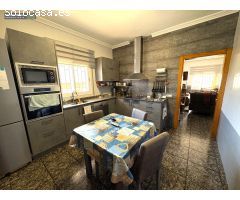 Chalet independiente, de 3 Dormitorios, Baños, Aseo,  Piscina, Garaje, con un parcela de 320 m2