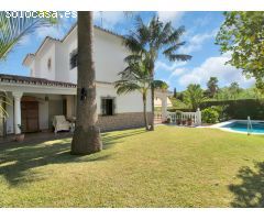 Encantadora Villa de Estilo Andaluz en la Prestigiosa Milla de Oro de Marbella