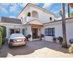 Encantadora Villa de Estilo Andaluz en la Prestigiosa Milla de Oro de Marbella