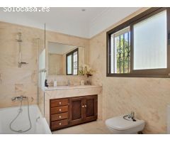 Encantadora Villa de Estilo Andaluz en la Prestigiosa Milla de Oro de Marbella
