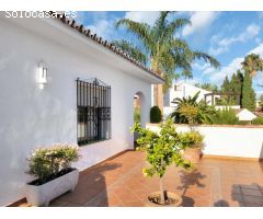 Encantadora Villa de Estilo Andaluz en la Prestigiosa Milla de Oro de Marbella