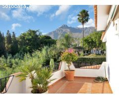 Encantadora Villa de Estilo Andaluz en la Prestigiosa Milla de Oro de Marbella