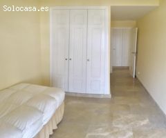 Hermoso ático de tres dormitorios en Alcaidesa con vistas bonitas vistas
