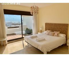 Encantadora casa adosada de cuatro dormitorios en Alcaidesa a escasos metros de la playa