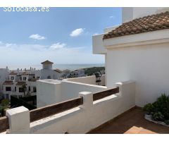 Encantadora casa adosada de cuatro dormitorios en Alcaidesa a escasos metros de la playa