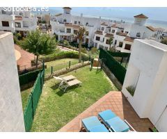 Encantadora casa adosada de cuatro dormitorios en Alcaidesa a escasos metros de la playa