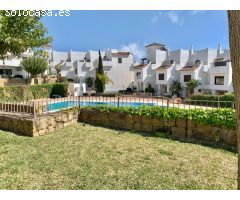 Encantadora casa adosada de cuatro dormitorios en Alcaidesa a escasos metros de la playa