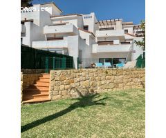 Encantadora casa adosada de cuatro dormitorios en Alcaidesa a escasos metros de la playa
