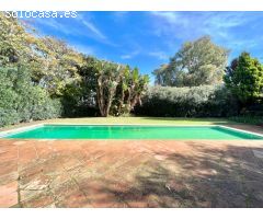 Espléndida villa  en una planta con piscina en Reyes y Reinas