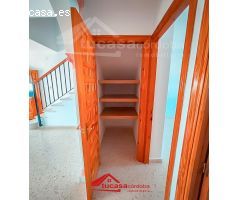 ¡Encanto Rural en La Carlota! Casa de 2 Plantas con Piscina Comunitaria