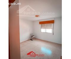 ¡Encanto Rural en La Carlota! Casa de 2 Plantas con Piscina Comunitaria