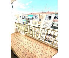 Se vende vivienda en Virgen del Remedio. 5ª planta sin ascensor. Precio: 58.000€
