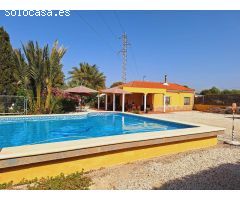 ¡Oportunidad Única! Encantador Chalet con Amplia Parcela en Alicante.