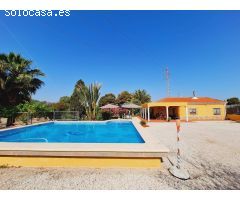 ¡Oportunidad Única! Encantador Chalet con Amplia Parcela en Alicante.