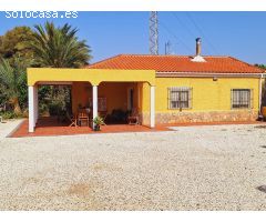 ¡Oportunidad Única! Encantador Chalet con Amplia Parcela en Alicante.