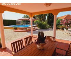 ¡Oportunidad Única! Encantador Chalet con Amplia Parcela en Alicante.