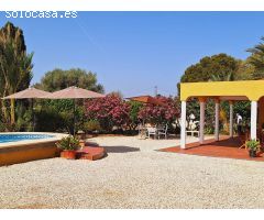¡Oportunidad Única! Encantador Chalet con Amplia Parcela en Alicante.