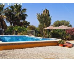 ¡Oportunidad Única! Encantador Chalet con Amplia Parcela en Alicante.