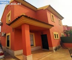 BONITA CASA CON JARDIN, PISCINA, PARKING Y PORCHE EN LA MEJOR URBANIZACION EN CORIA