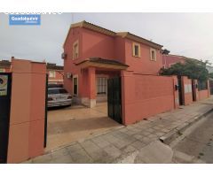 BONITA CASA CON JARDIN, PISCINA, PARKING Y PORCHE EN LA MEJOR URBANIZACION EN CORIA