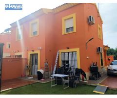 BONITA CASA CON JARDIN, PISCINA, PARKING Y PORCHE EN LA MEJOR URBANIZACION EN CORIA