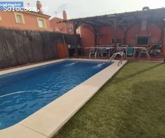 BONITA CASA CON JARDIN, PISCINA, PARKING Y PORCHE EN LA MEJOR URBANIZACION EN CORIA