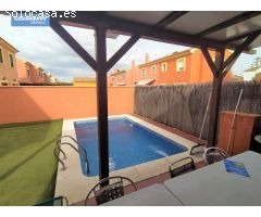 BONITA CASA CON JARDIN, PISCINA, PARKING Y PORCHE EN LA MEJOR URBANIZACION EN CORIA