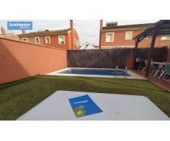 BONITA CASA CON JARDIN, PISCINA, PARKING Y PORCHE EN LA MEJOR URBANIZACION EN CORIA