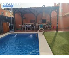 BONITA CASA CON JARDIN, PISCINA, PARKING Y PORCHE EN LA MEJOR URBANIZACION EN CORIA
