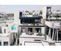 Villa de diseño con una superficie total de 250 metros cuadrados con vistas a Guardamar y al mar