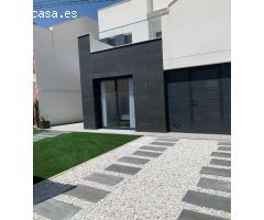 Villa de nueva promoción en Los Alcázares