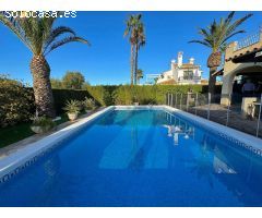 Impresionante villa de lujo con increíble diseño y enorme parcela con piscina privada(500 mts playa)