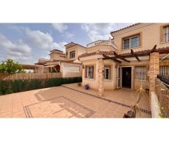 ADOSADO EN GUARDAMAR DEL SEGURA. 2 DORM. 2 BAÑOS. PARCELA 150 M2. PARKING. PISCINA.