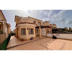 ADOSADO EN GUARDAMAR DEL SEGURA. 2 DORM. 2 BAÑOS. PARCELA 150 M2. PARKING. PISCINA.