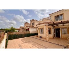 ADOSADO EN GUARDAMAR DEL SEGURA. 2 DORM. 2 BAÑOS. PARCELA 150 M2. PARKING. PISCINA.
