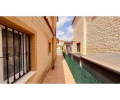 ADOSADO EN GUARDAMAR DEL SEGURA. 2 DORM. 2 BAÑOS. PARCELA 150 M2. PARKING. PISCINA.
