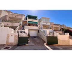 ADOSADO EN ORIHUELA COSTA DE 3 PLANTAS. 2 DORM. 2 BAÑOS. 155 M2 DE CASA. PISCINA COMUNITARIA.
