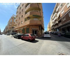 SE VENDE LOCAL COMERCIAL. 120 M2. CON LICENCIA HOSTELERIA. PLAYA A 500 METROS.