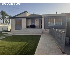 Preciosa Villa Reformada con Piscina en Los Balcones, Torrevieja