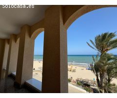 Ático en primera Linea! Reformado en La Torre de la Horadada: ¡Tu Refugio Ideal a Metros del Mar!