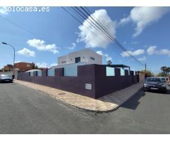 VILLA INDEPENDIENTE CON 400 M2 DE PARCELA. 3 DORM. 3 BAÑOS. PISCINA PRIVADA.