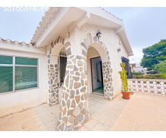 VILLA EN LOS BALCONES CON 1000 M2 DE PARCELA. 3 DORM. 2 BAÑOS. GARAJE PRIVADO DE 36 M2.