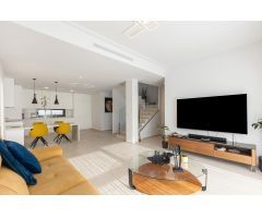 MODERNA VILLA EN LOS ALTOS. 4 DORM. 3 BAÑOS. PISCINA PRIVADA.